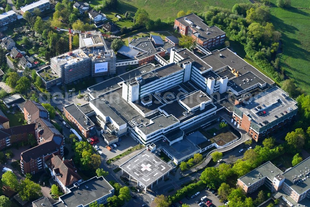 Rotenburg (Wümme) from above - Construction site for a new extension to the hospital grounds AGAPLESION DIAKONIEKLINIKUM ROTENBURG on Elise-Averdieck-Strasse in Rotenburg (Wuemme) in the state Lower Saxony, Germany