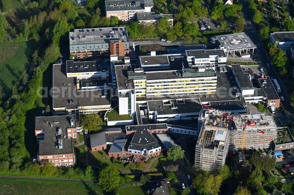 Rotenburg (Wümme) from above - Construction site for a new extension to the hospital grounds AGAPLESION DIAKONIEKLINIKUM ROTENBURG on Elise-Averdieck-Strasse in Rotenburg (Wuemme) in the state Lower Saxony, Germany