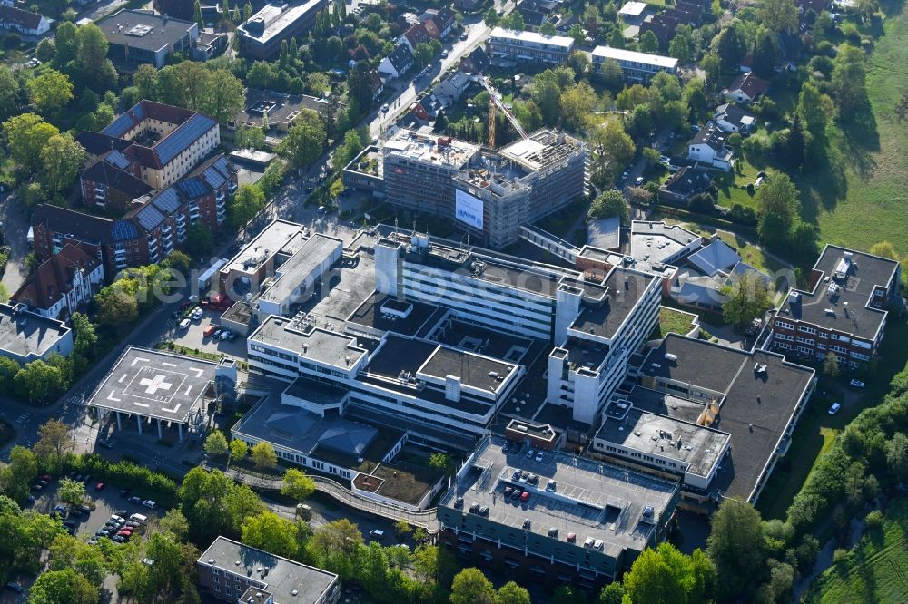 Rotenburg (Wümme) from above - Construction site for a new extension to the hospital grounds AGAPLESION DIAKONIEKLINIKUM ROTENBURG on Lindenstrasse in Rotenburg (Wuemme) in the state Lower Saxony, Germany