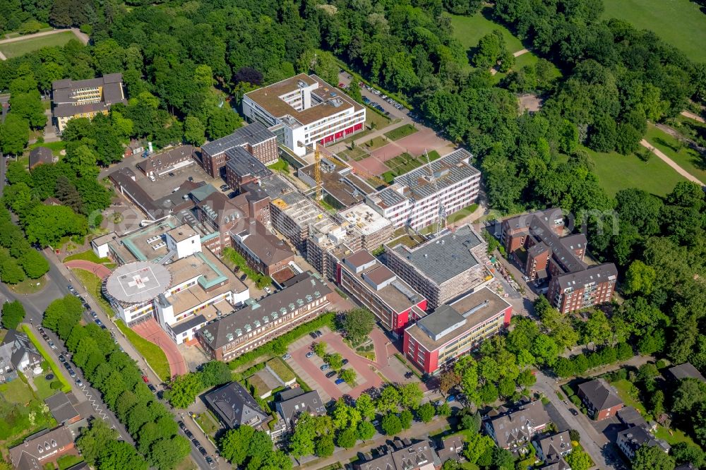 Gelsenkirchen from above - Construction site for a new extension to the hospital grounds Bergmannsheil and Kinderklinik Buer gGmbH Zentrum fuer Neuropaediatrie - Sozialpaediatrie in the district Buer in Gelsenkirchen in the state North Rhine-Westphalia, Germany