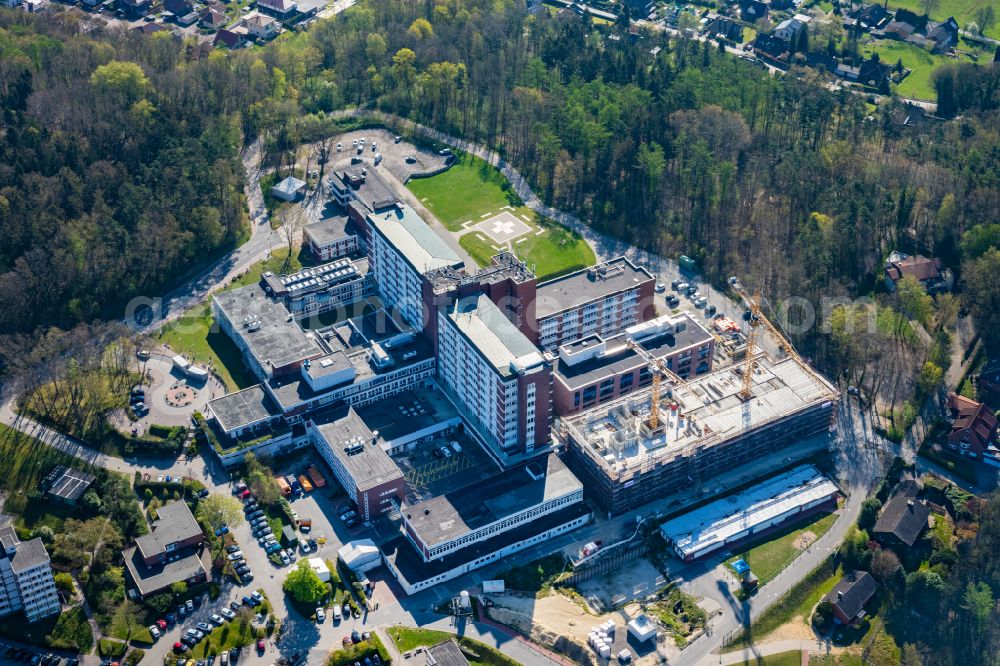 Stade from the bird's eye view: Construction site for a new extension to the hospital grounds Elbe Klinikum on street Bremervoerder Strasse in the district Wiepenkathen in Stade in the state Lower Saxony, Germany