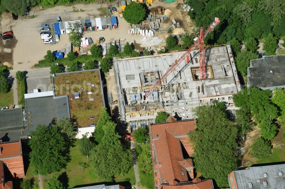 Berlin from the bird's eye view: Construction site for a new extension to the hospital grounds Evangelisches Krankenhaus Koenigin Elisabeth Herzberge GmbH on Herzbergstrasse in the district Lichtenberg in Berlin, Germany