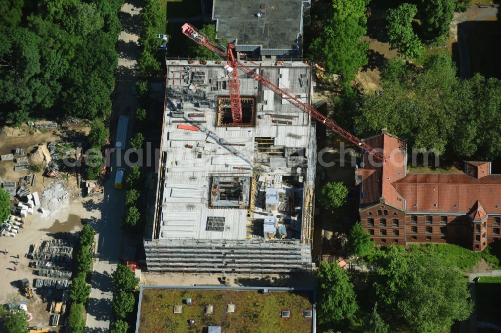 Aerial photograph Berlin - Construction site for a new extension to the hospital grounds Evangelisches Krankenhaus Koenigin Elisabeth Herzberge GmbH on Herzbergstrasse in the district Lichtenberg in Berlin, Germany