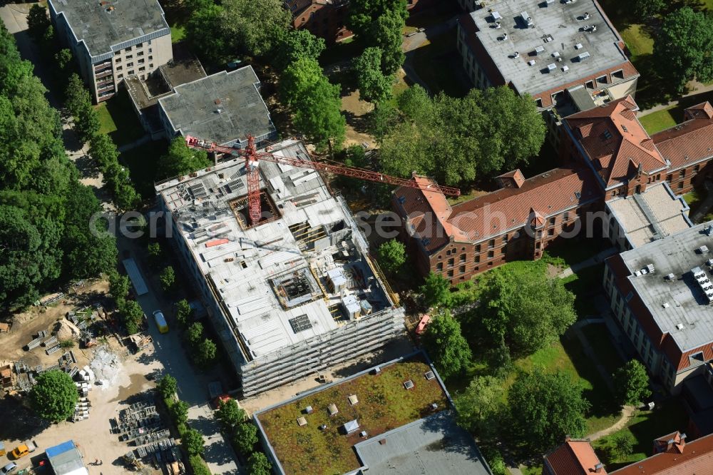 Berlin from above - Construction site for a new extension to the hospital grounds Evangelisches Krankenhaus Koenigin Elisabeth Herzberge GmbH on Herzbergstrasse in the district Lichtenberg in Berlin, Germany