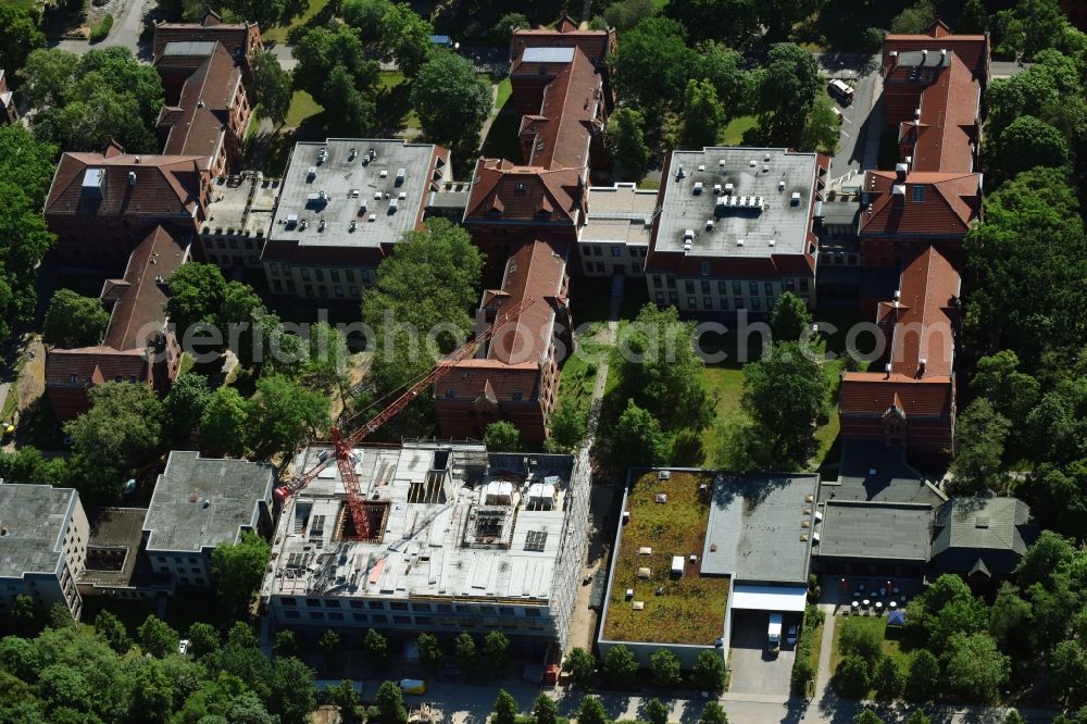 Berlin from the bird's eye view: Construction site for a new extension to the hospital grounds Evangelisches Krankenhaus Koenigin Elisabeth Herzberge GmbH on Herzbergstrasse in the district Lichtenberg in Berlin, Germany