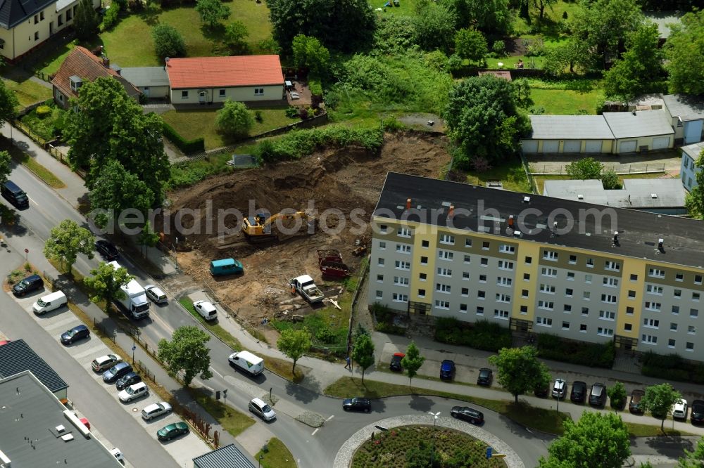 Aerial photograph Bernau - Construction site for a new extension to the hospital grounds Herzzentrum Brandenburg Ladeburger Strasse in Bernau in the state Brandenburg