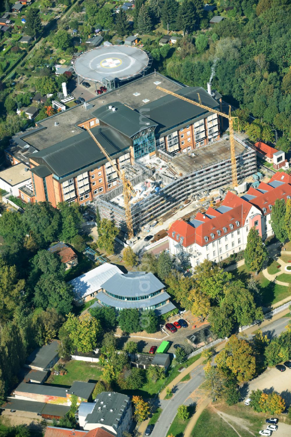 Aerial image Bernau - Construction site for a new extension to the hospital grounds Herzzentrum Brandenburg Ladeburger Strasse in Bernau in the state Brandenburg