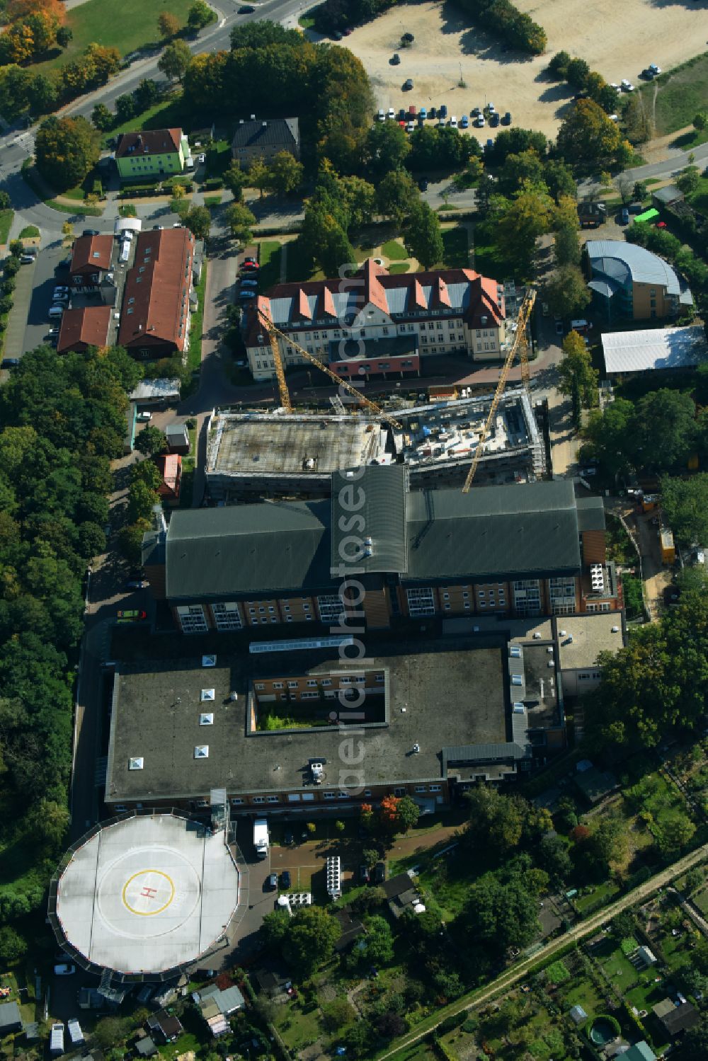 Bernau from above - Construction site for a new extension to the hospital grounds Herzzentrum Brandenburg Ladeburger Strasse in Bernau in the state Brandenburg