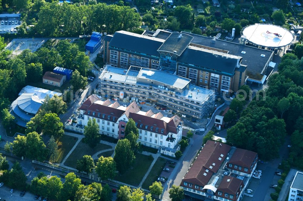 Bernau from above - Construction site for a new extension to the hospital grounds Herzzentrum Brandenburg Ladeburger Strasse in Bernau in the state Brandenburg