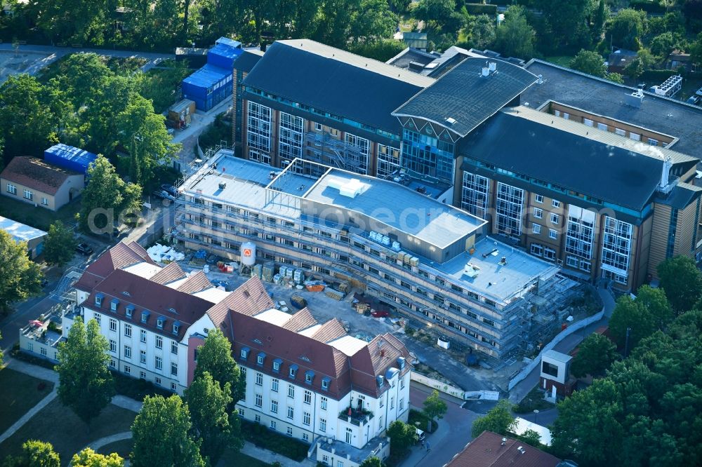 Bernau from the bird's eye view: Construction site for a new extension to the hospital grounds Herzzentrum Brandenburg Ladeburger Strasse in Bernau in the state Brandenburg