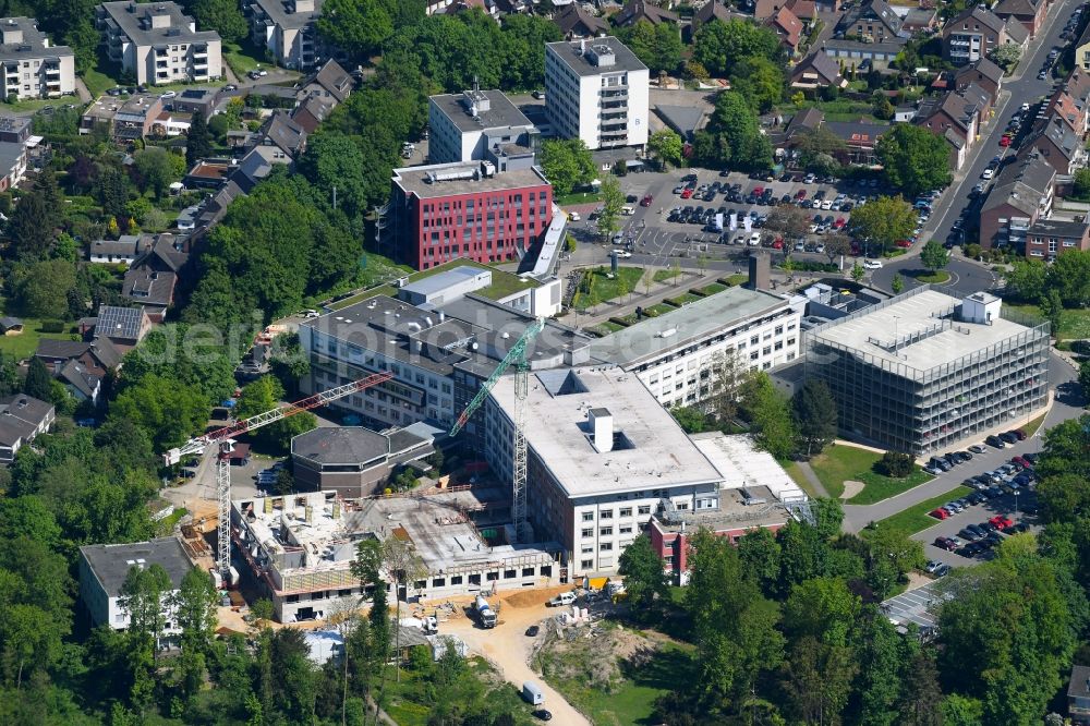 Neuss from above - Construction site for a new extension to the hospital grounds Johanna-Etienne-Krankenhaus Am Hasenberg in Neuss in the state North Rhine-Westphalia, Germany