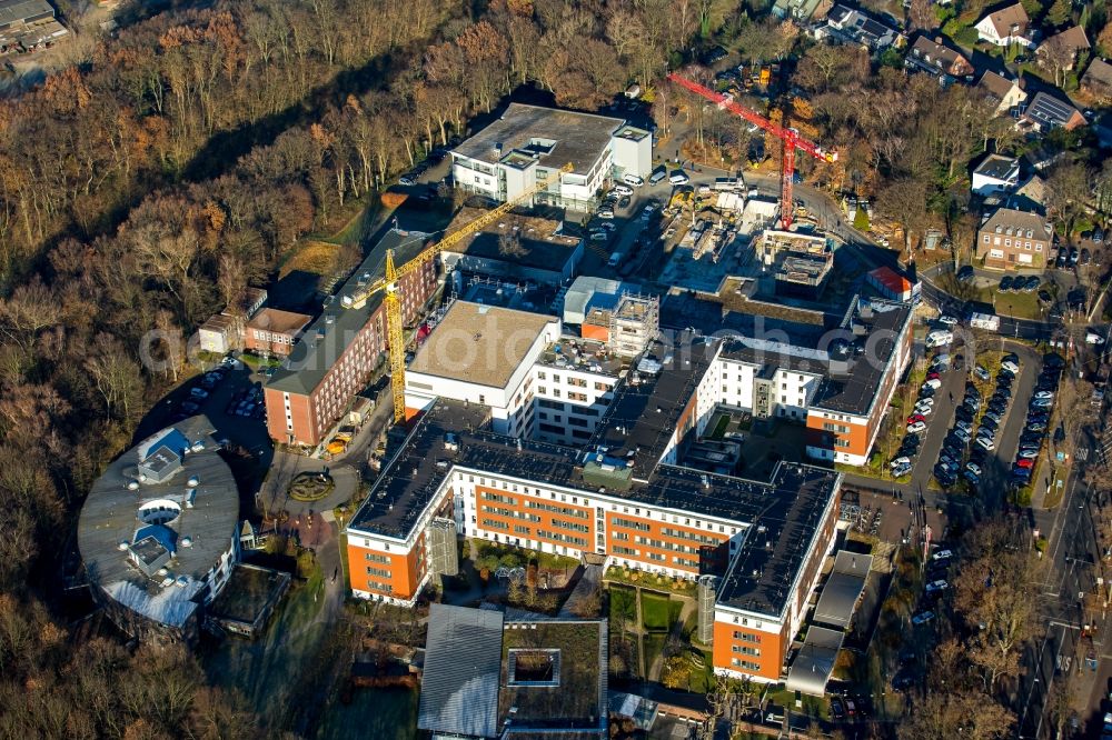 Aerial photograph Bottrop - Construction site for a new extension to the hospital grounds Knappschaftskrankenhaus Bottrop GmbH Osterfelder Strasse durch die Baresel GmbH in the district Stadtmitte in Bottrop in the state North Rhine-Westphalia