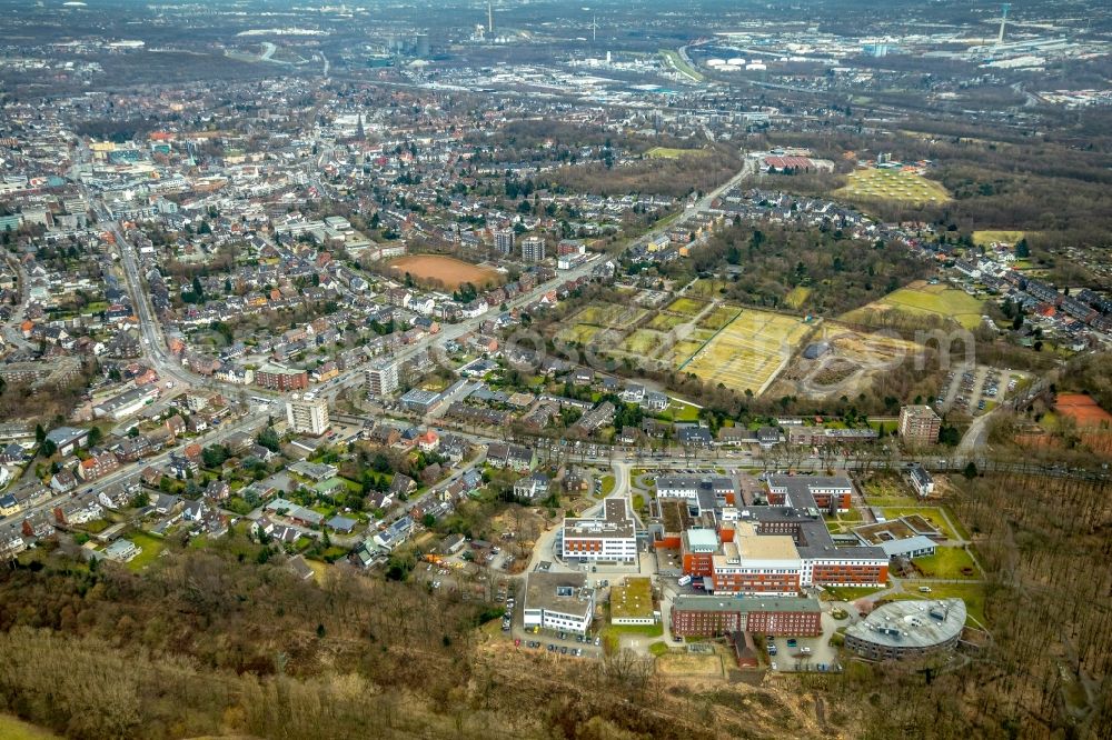 Bottrop from the bird's eye view: Construction site for a new extension to the hospital grounds Knappschaftskrankenhaus Bottrop GmbH Osterfelder Strasse durch die Baresel GmbH in the district Stadtmitte in Bottrop in the state North Rhine-Westphalia