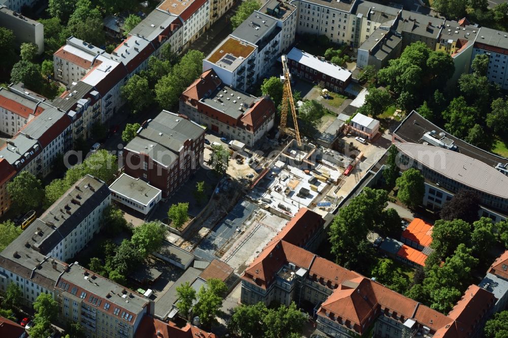 Berlin from the bird's eye view: Construction site for a new extension to the hospital grounds Sana Klinikum Lichtenberg on Fanningerstrasse in the district Lichtenberg in Berlin, Germany