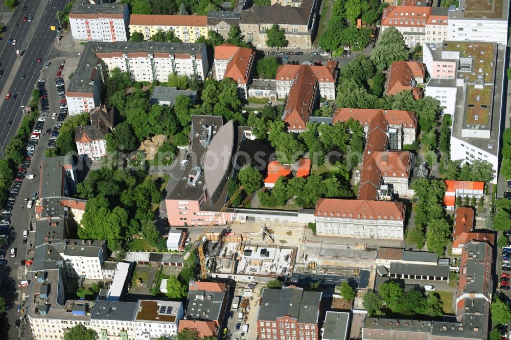 Berlin from the bird's eye view: Construction site for a new extension to the hospital grounds Sana Klinikum Lichtenberg on Fanningerstrasse in the district Lichtenberg in Berlin, Germany