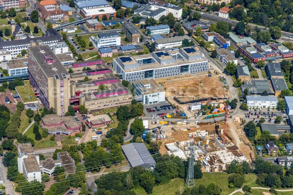 Düsseldorf from the bird's eye view: Construction site for a new extension Lehr-und Lernzentrum iA?LA?med to the hospital grounds of the Universitaetsklinikum Duesseldorf on Moorenstrasse - Wiesbadener Strasse in Duesseldorf at Ruhrgebiet in the state North Rhine-Westphalia, Germany