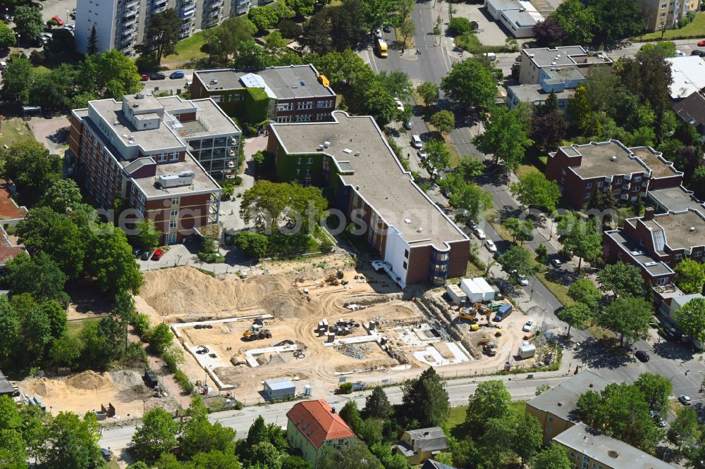 Berlin from the bird's eye view: Construction site for a new extension to the hospital grounds Vivantes Ida Wolff Krankenhaus on street Juchaczweg in the district Neukoelln in Berlin, Germany