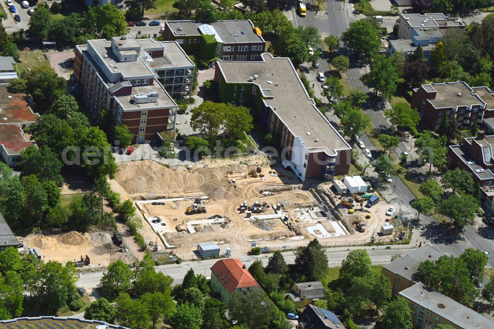 Aerial image Berlin - Construction site for a new extension to the hospital grounds Vivantes Ida Wolff Krankenhaus on street Juchaczweg in the district Neukoelln in Berlin, Germany