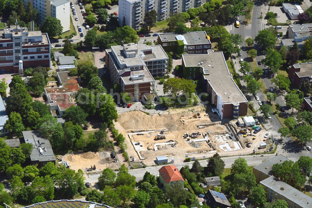 Aerial photograph Berlin - Construction site for a new extension to the hospital grounds Vivantes Ida Wolff Krankenhaus on street Juchaczweg in the district Neukoelln in Berlin, Germany