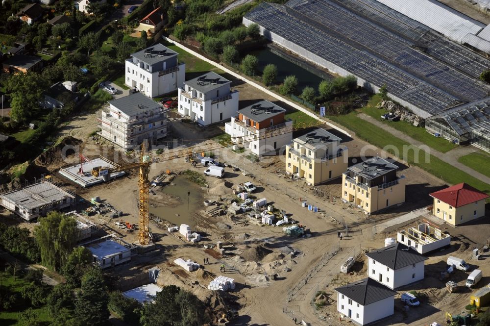 Berlin from above - View at the construction site of duplex and single-family house new buildings with solar system near the Britzer Garden in the district Britz in Berlin. The developer NCC Germany GmbH built here a family-friendly residential complex of three different types of houses