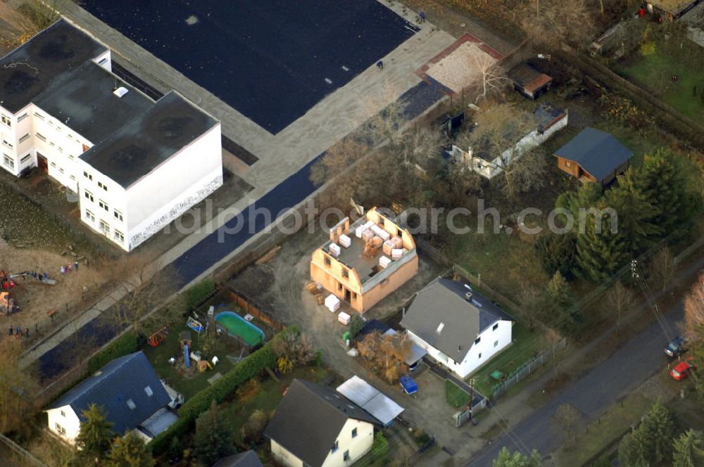 Berlin from above - Blick auf eine Baustelle eines Einfamilienhauses an der Bergedorfer Straße in 12621 BERLIN Kaulsdorf-Süd.