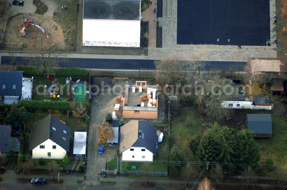 Berlin from the bird's eye view: Blick auf eine Baustelle eines Einfamilienhauses an der Bergedorfer Straße in 12621 BERLIN Kaulsdorf-Süd.