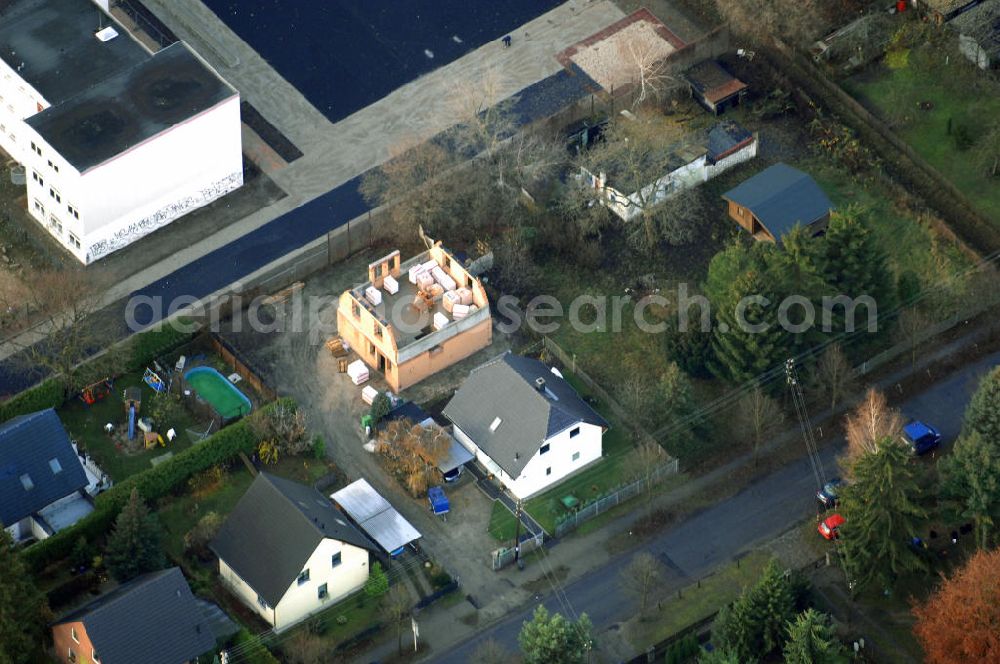 Aerial image Berlin - Blick auf eine Baustelle eines Einfamilienhauses an der Bergedorfer Straße in 12621 BERLIN Kaulsdorf-Süd.