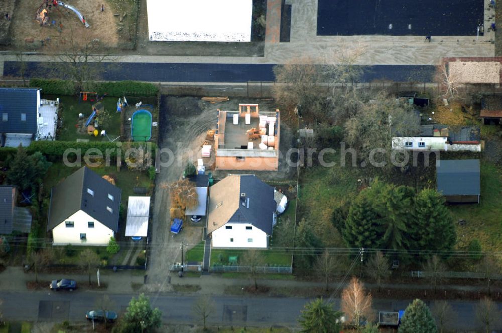 Aerial photograph Berlin - Blick auf eine Baustelle eines Einfamilienhauses an der Bergedorfer Straße in 12621 BERLIN Kaulsdorf-Süd.