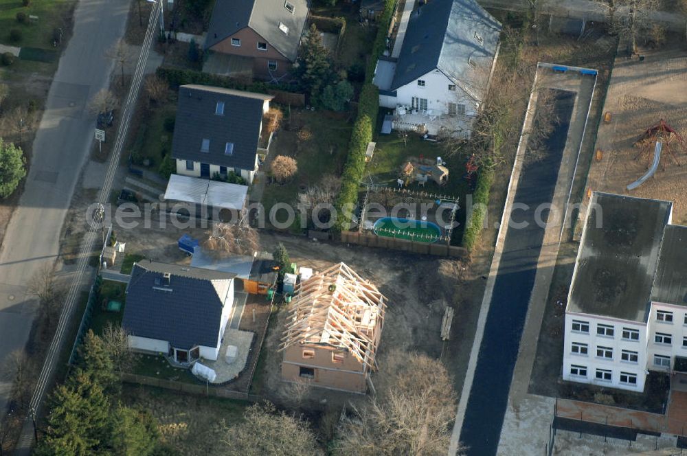 Berlin from the bird's eye view: Blick auf eine Baustelle eines Einfamilienhauses mit Richtkranz an der Bergedorfer Straße in 12621 BERLIN Kaulsdorf-Süd.