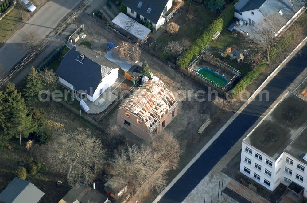 Aerial image Berlin - Blick auf eine Baustelle eines Einfamilienhauses mit Richtkranz an der Bergedorfer Straße in 12621 BERLIN Kaulsdorf-Süd.