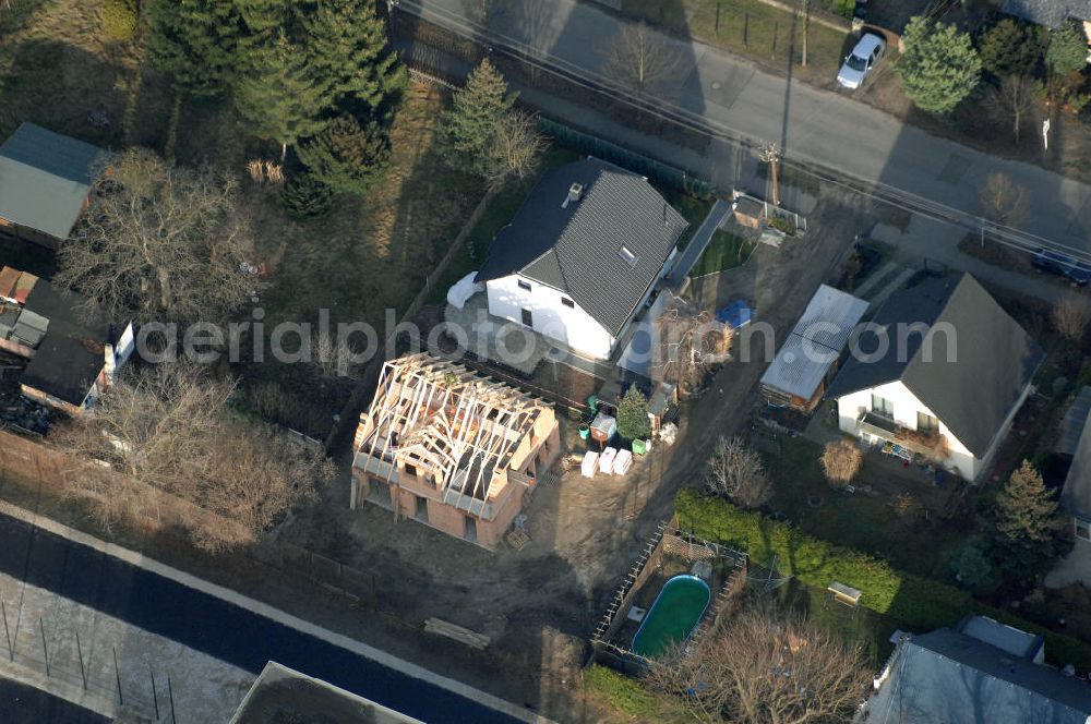 Aerial photograph Berlin - Blick auf eine Baustelle eines Einfamilienhauses mit Richtkranz an der Bergedorfer Straße in 12621 BERLIN Kaulsdorf-Süd.