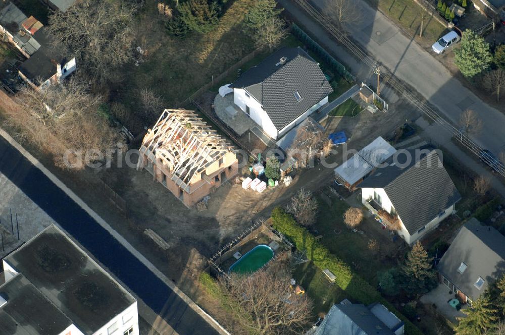 Berlin from above - Blick auf eine Baustelle eines Einfamilienhauses mit Richtkranz an der Bergedorfer Straße in 12621 BERLIN Kaulsdorf-Süd.