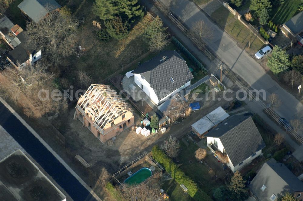 Berlin from the bird's eye view: Blick auf eine Baustelle eines Einfamilienhauses mit Richtkranz an der Bergedorfer Straße in 12621 BERLIN Kaulsdorf-Süd.