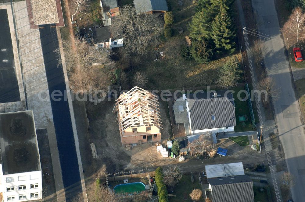 Aerial image Berlin - Blick auf eine Baustelle eines Einfamilienhauses mit Richtkranz an der Bergedorfer Straße in 12621 BERLIN Kaulsdorf-Süd.