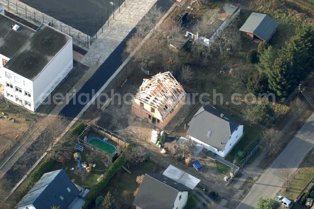 Aerial photograph Berlin - Blick auf eine Baustelle eines Einfamilienhauses mit Richtkranz an der Bergedorfer Straße in 12621 BERLIN Kaulsdorf-Süd.