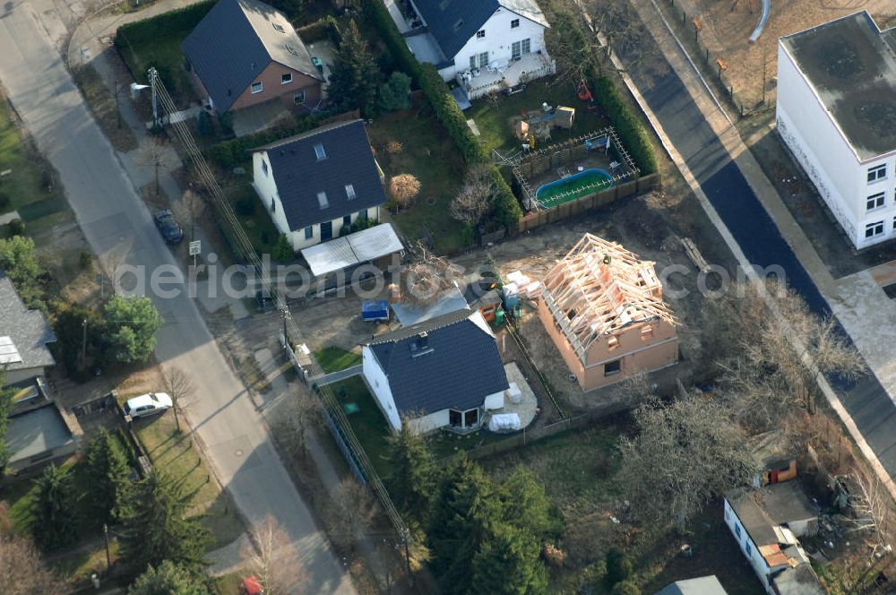 Berlin from above - Blick auf eine Baustelle eines Einfamilienhauses mit Richtkranz an der Bergedorfer Straße in 12621 BERLIN Kaulsdorf-Süd.