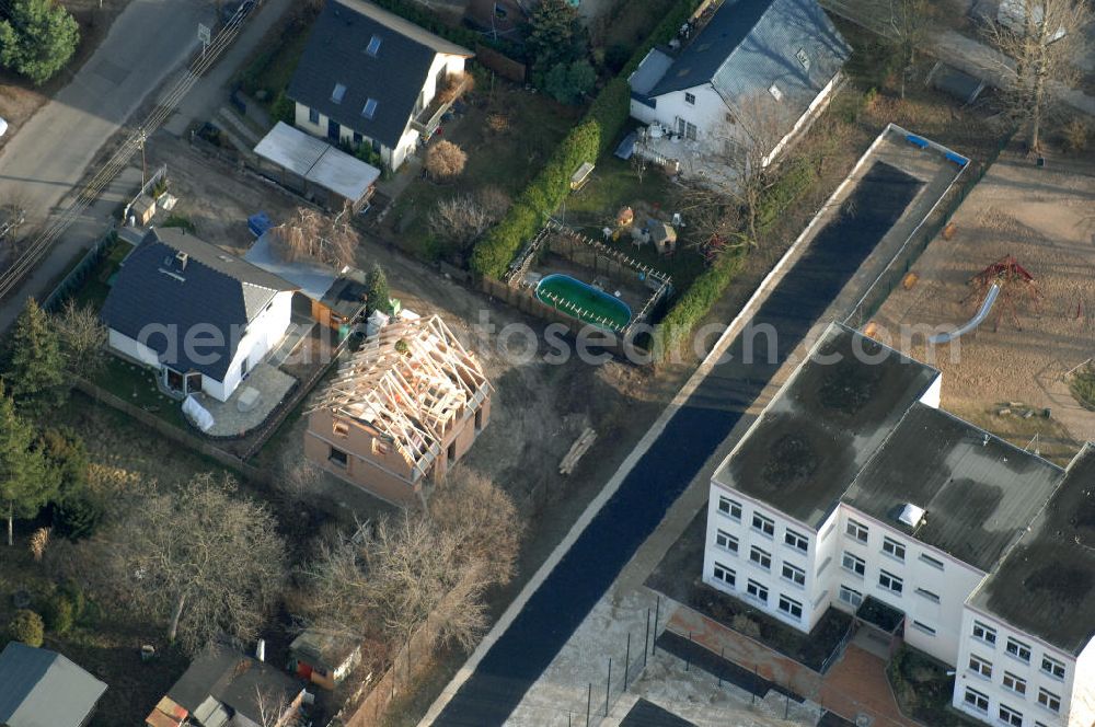 Berlin from the bird's eye view: Blick auf eine Baustelle eines Einfamilienhauses mit Richtkranz an der Bergedorfer Straße in 12621 BERLIN Kaulsdorf-Süd.