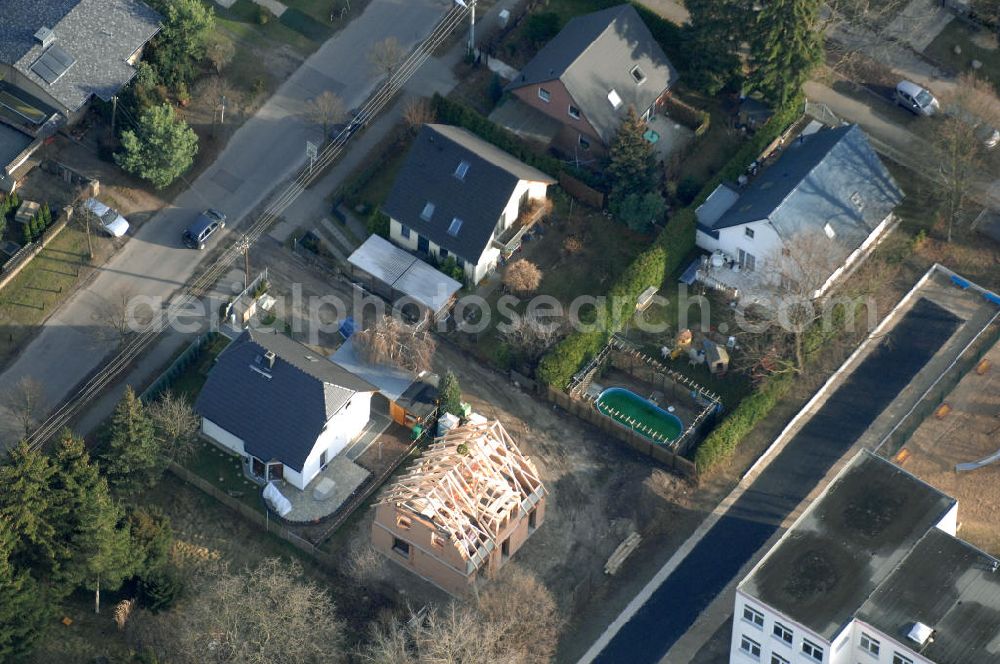 Aerial image Berlin - Blick auf eine Baustelle eines Einfamilienhauses mit Richtkranz an der Bergedorfer Straße in 12621 BERLIN Kaulsdorf-Süd.