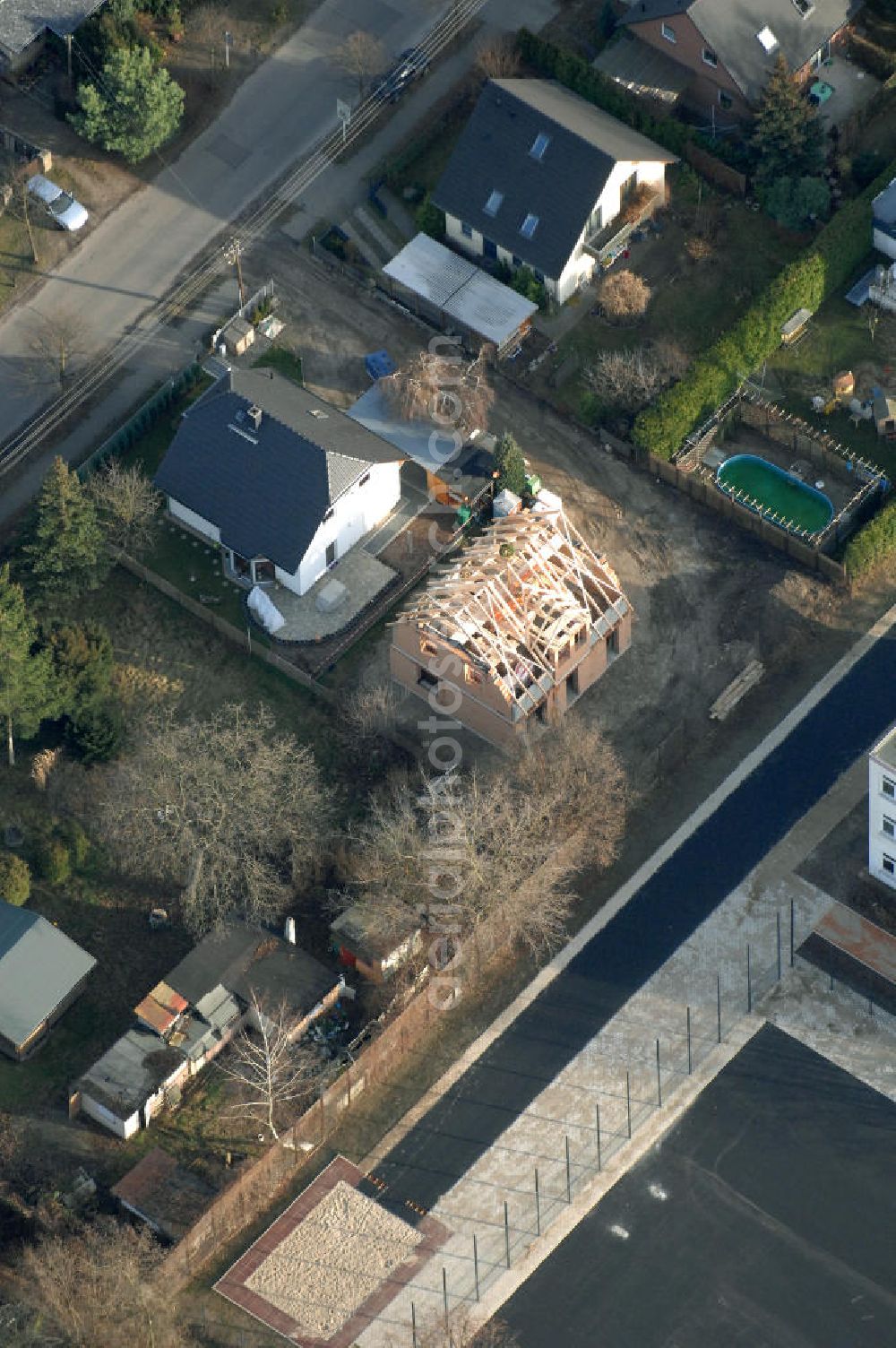 Aerial photograph Berlin - Blick auf eine Baustelle eines Einfamilienhauses mit Richtkranz an der Bergedorfer Straße in 12621 BERLIN Kaulsdorf-Süd.