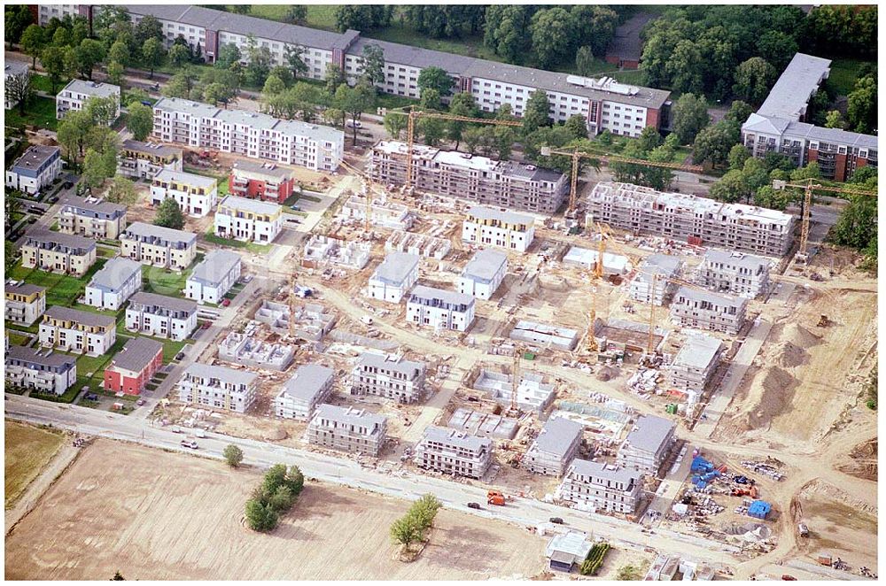 Berlin - Lichterfelde from the bird's eye view: 27.07.2004 Errichtung von Einfamilienreihenhäusern auf dem ehem. US-Kasernengelände an der Finckensteinallee in Berlin - Lichterfelde