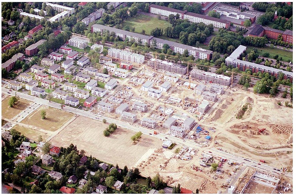 Aerial image Berlin - Lichterfelde - 27.07.2004 Errichtung von Einfamilienreihenhäusern auf dem ehem. US-Kasernengelände an der Finckensteinallee in Berlin - Lichterfelde