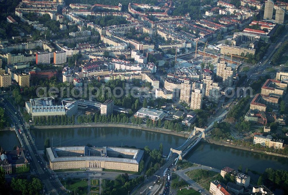 Wroclaw (Polen) from above - Blick auf den Neubau des Einkaufscenters Pasaz Grunwaldzki westlich der Innenstadt am Plaz Grunwaldzki. Bauunternehmen u.a. Strabag AG. Im Blidvordergrund ist das Niederschlesisches Wojewodschaftsamt (Zentralverwaltung der Region) zwischen den Oder-Brücken Most Pokoju und Most Grunwaldzki. Dolno?l?ski Urz?d Wojewódzki, Stanis?aw ?opatowski (Wojewoda), pl. Powsta?ców Warszawy 1, PL-50-951 Wroc?aw, Achim Walder: