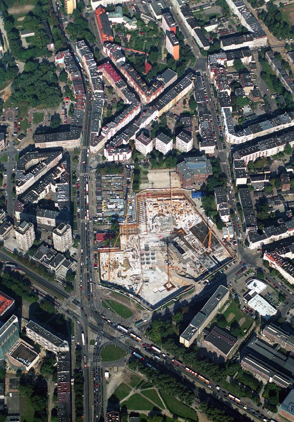 Aerial image Wroclaw (Polen) - Blick auf den Neubau des Einkaufscenters Pasaz Grunwaldzki westlich der Innenstadt am Plaz Grunwaldzki. Bauunternehmen u.a. Strabag AG