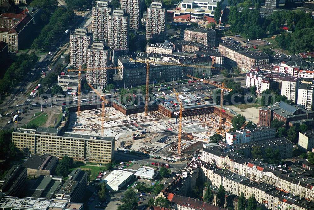 Aerial photograph Wroclaw (Polen) - Blick auf den Neubau des Einkaufscenters Pasaz Grunwaldzki westlich der Innenstadt am Plaz Grunwaldzki. Bauunternehmen u.a. Strabag AG