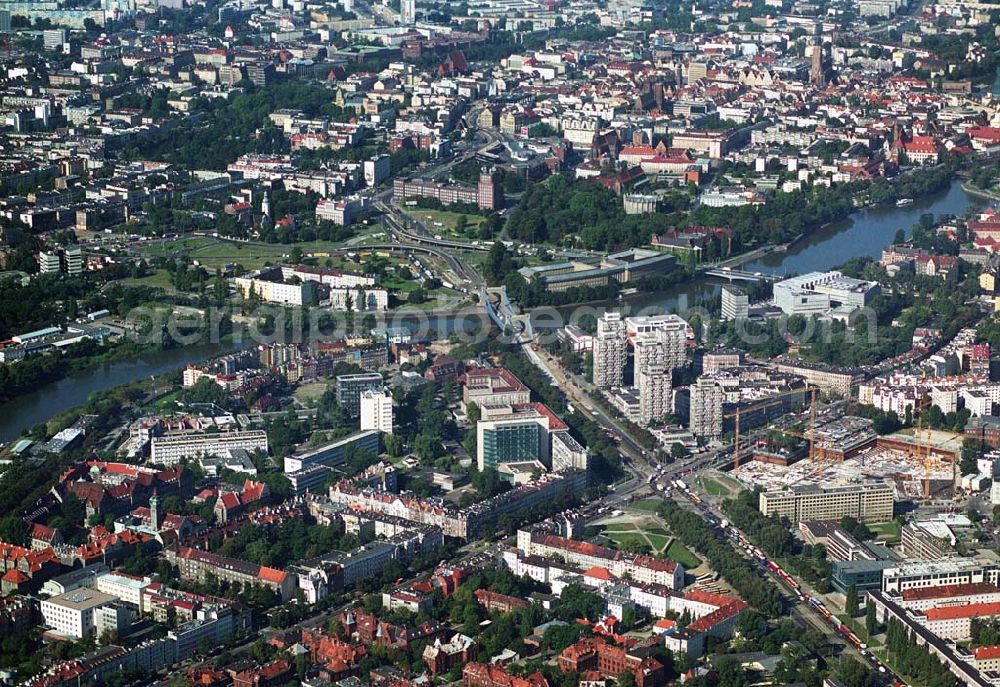 Wroclaw (Polen) from above - Blick auf den Neubau des Einkaufscenters Pasaz Grunwaldzki westlich der Innenstadt am Plaz Grunwaldzki. Bauunternehmen u.a. Strabag AG