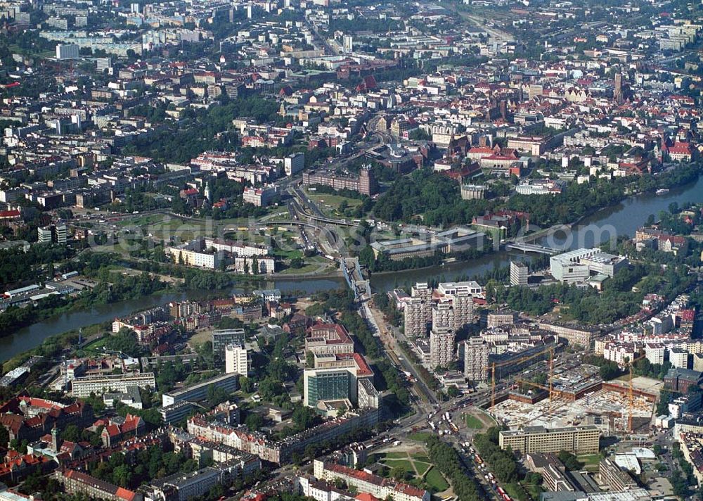 Wroclaw (Polen) from the bird's eye view: Blick auf den Neubau des Einkaufscenters Pasaz Grunwaldzki westlich der Innenstadt am Plaz Grunwaldzki. Bauunternehmen u.a. Strabag AG