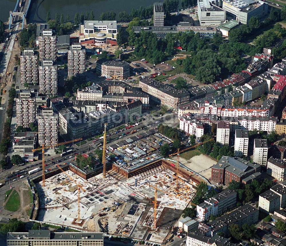 Aerial image Wroclaw (Polen) - Blick auf den Neubau des Einkaufscenters Pasaz Grunwaldzki westlich der Innenstadt am Plaz Grunwaldzki. Bauunternehmen u.a. Strabag AG