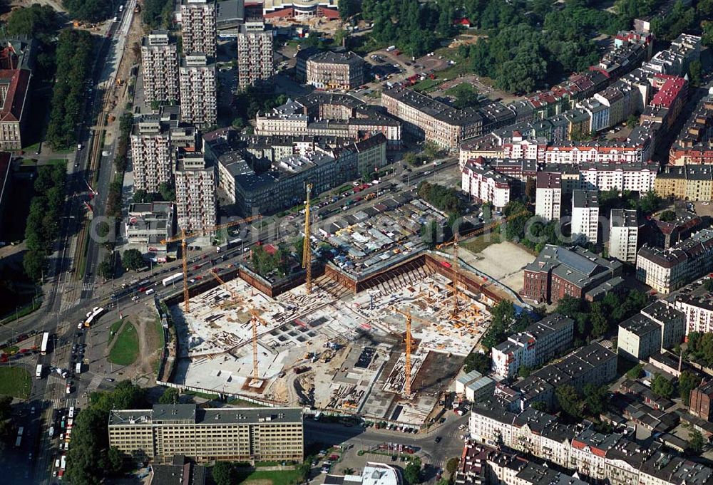 Aerial photograph Wroclaw (Polen) - Blick auf den Neubau des Einkaufscenters Pasaz Grunwaldzki westlich der Innenstadt am Plaz Grunwaldzki. Bauunternehmen u.a. Strabag AG