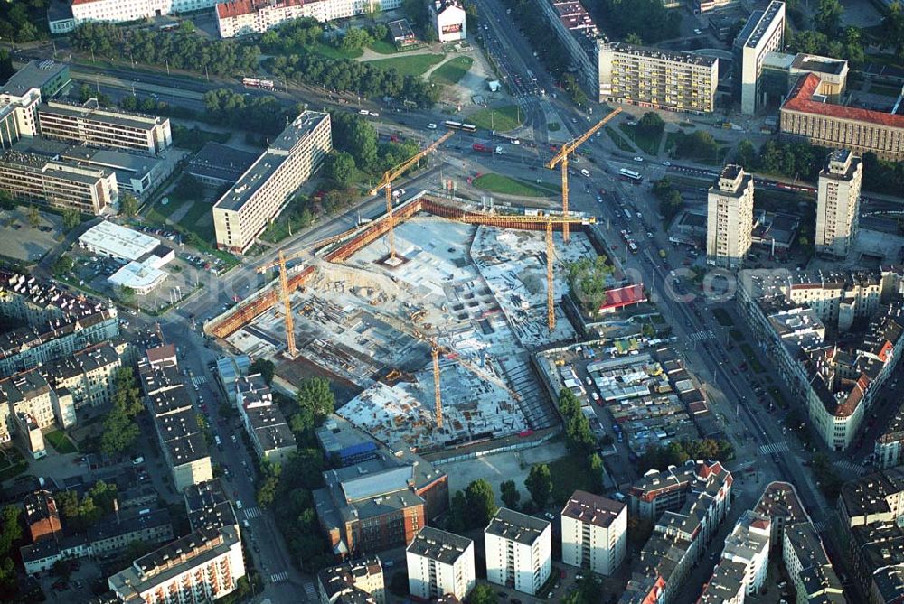 Wroclaw (Polen) from above - Blick auf den Neubau des Einkaufscenters Pasaz Grunwaldzki westlich der Innenstadt am Plaz Grunwaldzki. Bauunternehmen u.a. Strabag AG