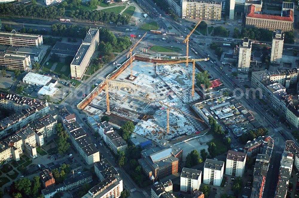 Wroclaw (Polen) from the bird's eye view: Blick auf den Neubau des Einkaufscenters Pasaz Grunwaldzki westlich der Innenstadt am Plaz Grunwaldzki. Bauunternehmen u.a. Strabag AG